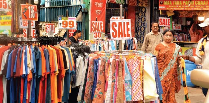 সেলের বাজার ফুটপাতেই ভালো