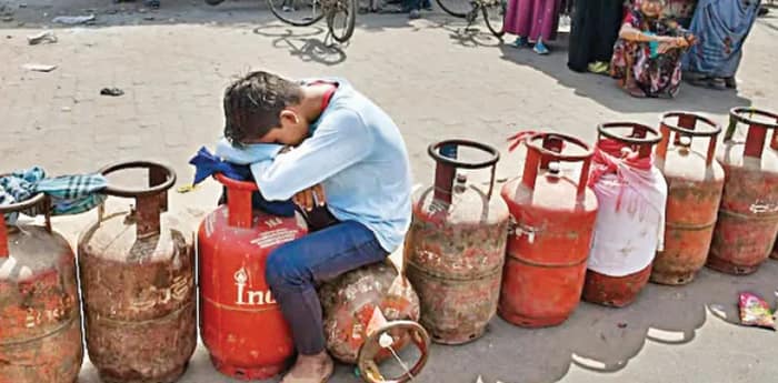 তেল সংস্থাগুলির দাবি সিলিন্ডার ডেলিভারি প্রায় স্বাভাবিক, গ্রাহকের অভিজ্ঞতা তিক্ত