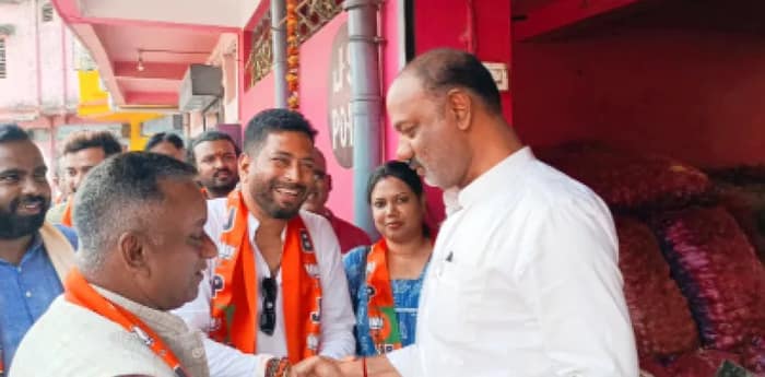শংকরকে ‘নন পারফর্মিং এমএলএ’ বলছেন অশোক, হতবাক প্রাক্তন শিষ্য