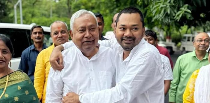 নীতীশ-পুত্রকেই মুখ্যমন্ত্রী চাই জেডিইউ দপ্তরের বাইরে পোস্টার