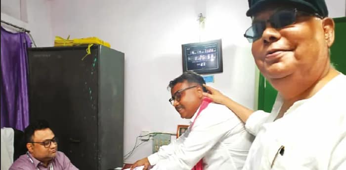 রায়দিঘিতে প্রচারে সিপিএমের অস্ত্র থিম সং, তৃণমূলের হাতিয়ার ১০ অঙ্গীকারের ইস্তাহার