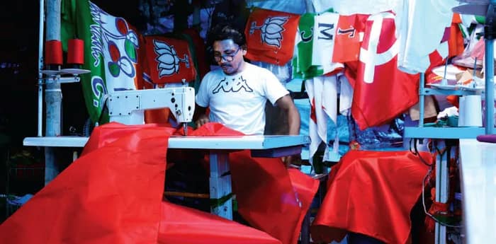 ৩ পুরুষ ধরে জাতীয় পতাকা তৈরি করা পরিবারও ‘ডিলিটেড’, স্বাধীনতার সময় থেকে চলা দক্ষিণ হাওড়ার ফ্ল্যাগ কারখানায় আক্ষেপের সুর