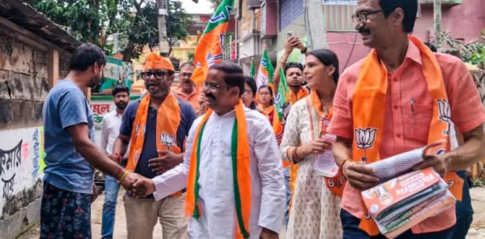 ছুটির দিনে গ্রাম ছেড়ে শহরের বাজার, চায়ের আড্ডায় জোর প্রচার প্রার্থীদের