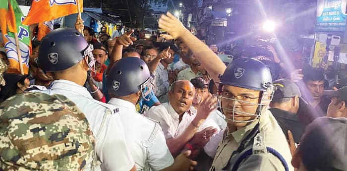 পর্ণশ্রীতে তৃণমূলের বিরুদ্ধে বিজেপির কার্যালয় ভাঙচুরের অভিযোগ ঘিরে শোরগোল, আটক ২