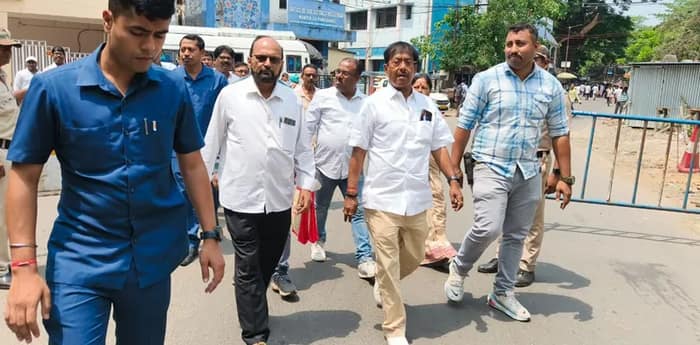 মনোনয়ন জমা দিতে এলেন হাবড়ার তৃণমূল প্রার্থী জ্যোতিপ্রিয় মল্লিক