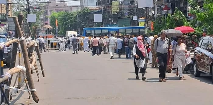 হাজরা থেকে গোপালনগর পর্যন্ত রাস্তার একাংশে যাতায়াতের জন্য গাড়ি চলাচল বন্ধ রাখা হয়েছে