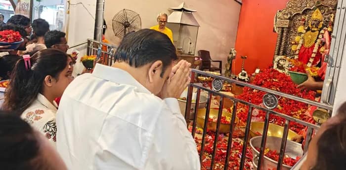 নৈহাটির বড়মার মন্দিরে পুজো দিয়ে মনোনয়নপত্র জমা দিতে যাচ্ছেন সোমনাথ শ্যাম