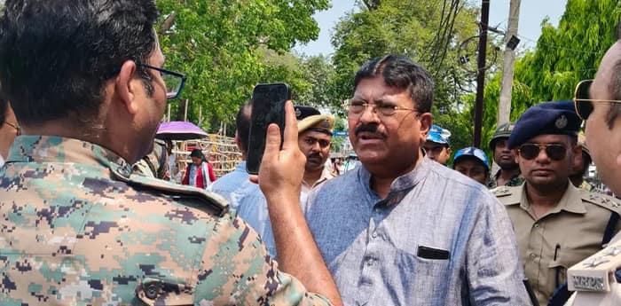 চূড়ান্ত অব্যবস্থা বারাকপুর প্রশাসনিক ভবনের সামনে, কংগ্রেস এ বি ফর্ম জমা দিতে আসলে বাধা পায় বলে অভিযোগ