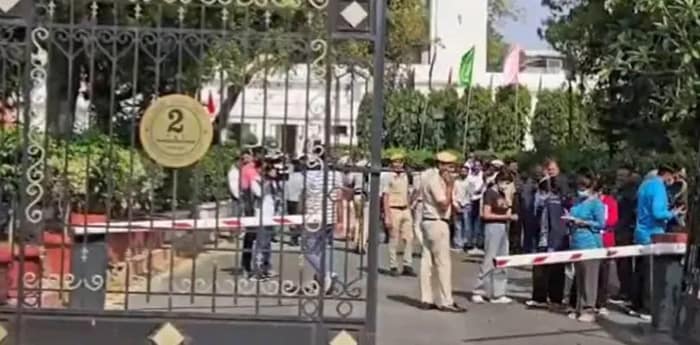 দিল্লি বিধানসভার গেট ভেঙে ঢুকে পড়ল গাড়ি, স্পিকারের গাড়িতে ছেটানো হল কালি!