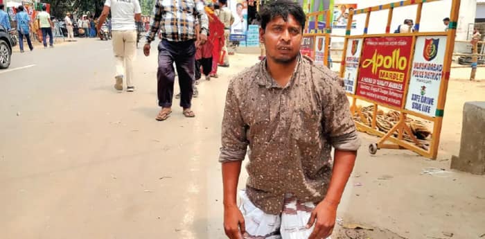 কেবল অভিষেকের টানে সাগরপাড়া থেকে জলঙ্গি আসেন বিশেষভাবে সক্ষম রফিকুল
