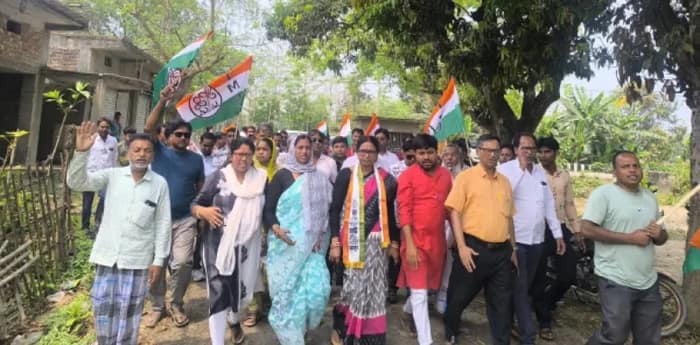 ভোটার লিস্টে নাম আছে? বাড়ি বাড়ি খোঁজ কবিতার