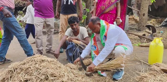 ভোট বৈতরণি পার হতে কেউ গাঁথছেন ইট, কেউ কাটছেন খড়, প্রার্থীদের কাণ্ডে অবাক ঘাটালবাসী