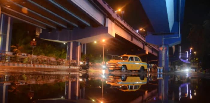 রাতে কলকাতা-শহরতলিতে ব্যাপক ঝড়বৃষ্টি, সঙ্গে বজ্রপাত