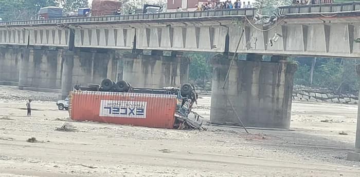 সেতুর রেলিং ভেঙে ৪০ ফুট নীচে পড়ল কন্টেনার, মৃত্যু চালকের