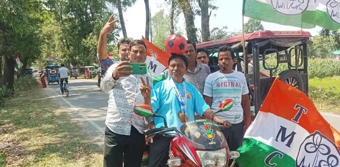 খেলা হবে স্লোগান, মাথায় ফুটবল নিয়ে রাজ্য সরকারের জনমুখী প্রকল্পগুলির প্রচার সবজি বিক্রেতার