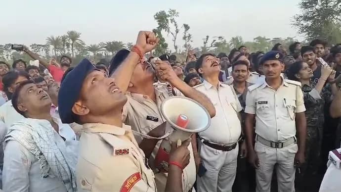 বিয়ের দাবিতে ন’ঘন্টা ১০০ ফুট টাওয়ারের উপরে বিহারের তরুণী, পুলিশের মরিয়া চেষ্টায় বাঁচল প্রাণ
