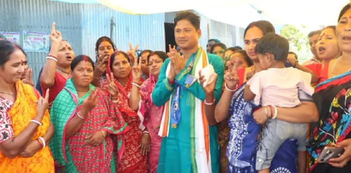 টিকিট না পেয়ে ঘরবন্দি বিজেপি বিধায়ক, মনমরা অনুগামীরাও, চুটিয়ে জনসংযোগ তৃণমূল প্রার্থীর