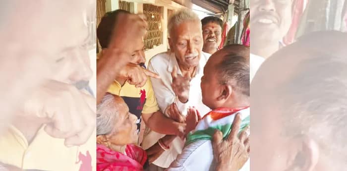 চন্দ্রকোণায় বার্ধক্য ভাতার জমানো টাকা দিয়ে তৃণমূলের প্রার্থীকে আর্শীবাদ করলেন প্রৌঢ়