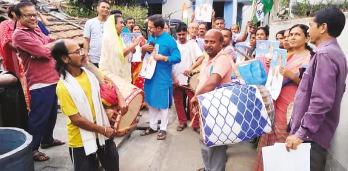 শিল্পীর মর্যাদা-দাক্ষিণ্য মিলেছে, তৃণমূল প্রার্থীদের হয়ে স্বেচ্ছায় প্রচার ঢাকিদের