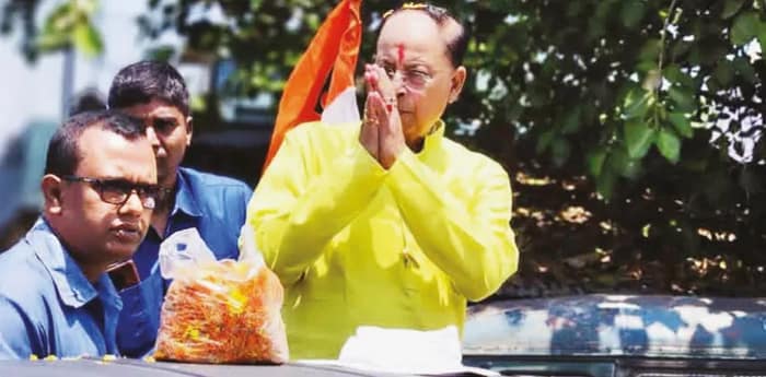 হুডখোলা গাড়িতে র‍্যাপের তালে প্রচারেই ছক্কা হাঁকাচ্ছেন বিপ্লব