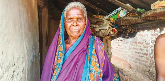 চমকাইতলার পড়শি হাসিনা এখন বিজেপিকে তাড়াতে ঝাঁটা-জুতো চান তৃণমূল নেত্রীর কাছে, লাল সন্ত্রাসে ছেলেকে হারিয়ে মমতার কাছে বন্দুক চেয়েছিলেন