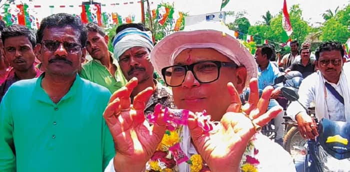 মেদিনীপুরে তৃণমূল প্রার্থীকে চকোলেটের তৈরি মালা পরিয়ে বরণ করল কচিকাঁচারা