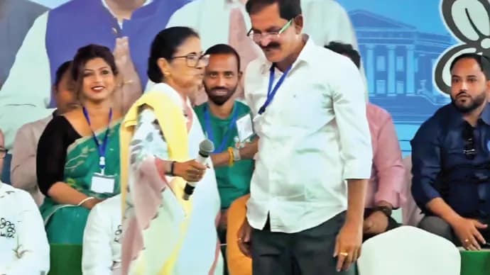চাকদহের জনসভায় পুরানো নেত্রীর খোঁজ মমতার, দলকে ঐক্যের বার্তা