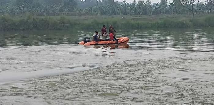 বৃহস্পতিবার ভোরে কেতুগ্রামে ভাগীরথীতে বালি তুলতে গিয়ে নৌকাডুবি, দু'জনের মৃত্যু