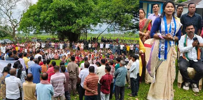 সোনামাটি চা বাগানে শ্রমিকদের মাঝে ভোটপ্রচারে রাজগঞ্জের তৃণমূল প্রার্থী স্বপ্না বর্মন