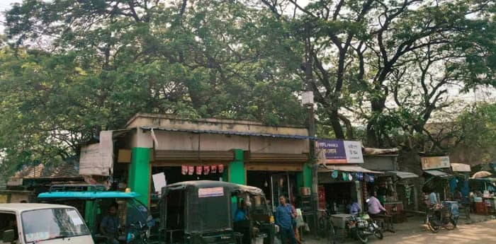 আজও ‘সালারের রাইটার্স’ শিরিষতলা মানুষের ভরসা
