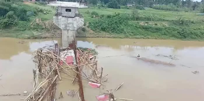 ত্রিপুরা: ভেঙে পড়ল কোটি টাকার নির্মীয়মাণ সেতু, ‘নেতা-মন্ত্রী’র বিরুদ্ধে কাটমানির অভিযোগ