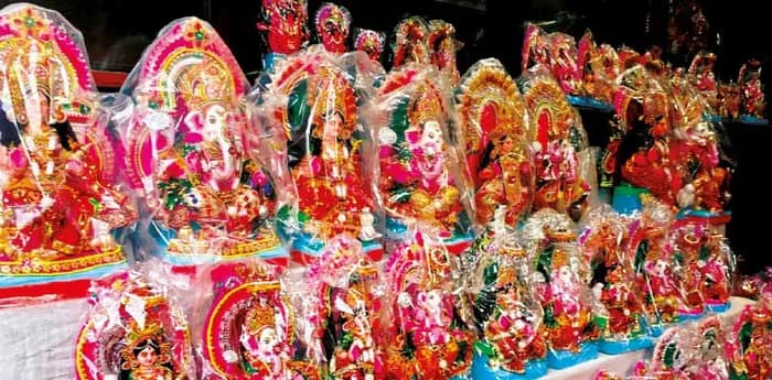 নববর্ষ, গণেশ‑লক্ষ্মী মূর্তি কেনার ভিড় কুমোরটুলিতে