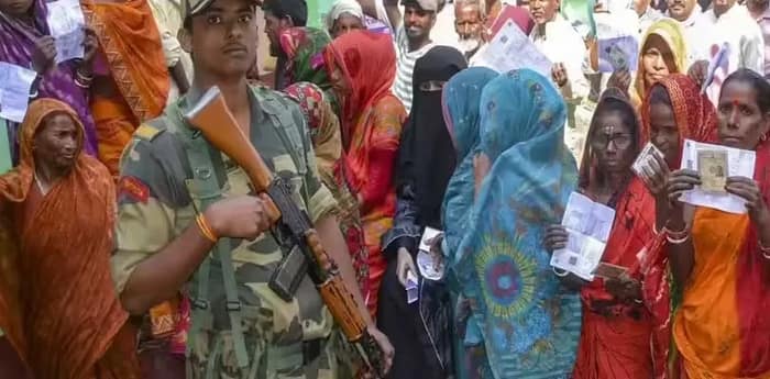 বিহারে ভোটের আগে দেওয়া ১০ হাজার টাকা ফেরত চেয়ে নোটিস! ভাইরাল ভিডিয়ো ঘিরে বিতর্ক