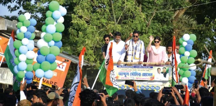লক্ষ্মীর ভাণ্ডারের সঞ্চয় সৌমিকের হাতে তুলে দিলেন এলাকার মহিলারা
