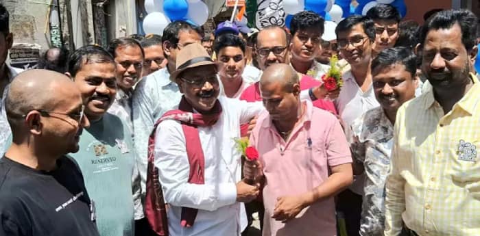কান্দিতে মানসিক ভারসাম্যহীনকে গোলাপ উপহার তৃণমূল প্রার্থীর
