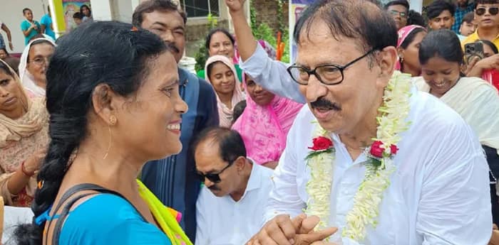 টোটো থামিয়ে বিমানকে মালা পরালেন মহিলারা, তীব্র গরমে কেউ দিলেন ফল
