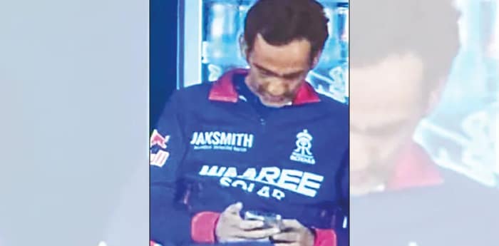 ডাগ-আউটে মোবাইল, বিধি ভেঙে বিপাকে রাজস্থান ম্যানেজার