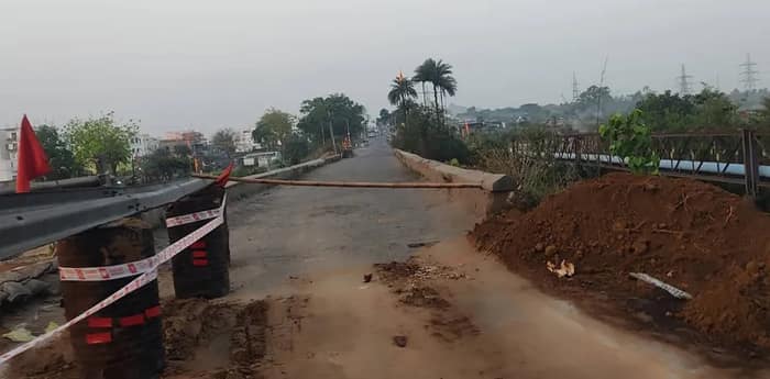গভীর রাতে ভেঙে পড়ল ব্রিজ, অবরুদ্ধ রাজ্য সড়ক