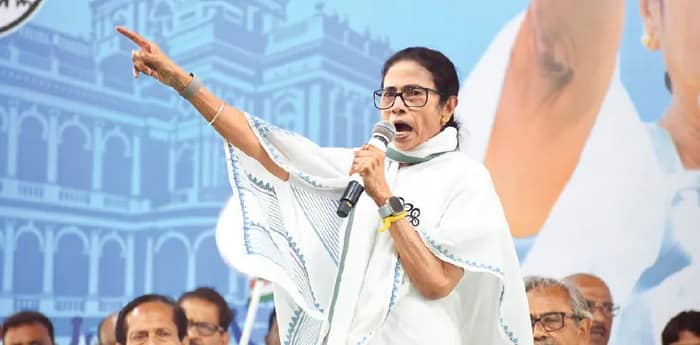 ভরসা লক্ষ্মীর ভাণ্ডারেই, গরম উপেক্ষা করে মমতার সভায় উপস্থিত মহিলারা,