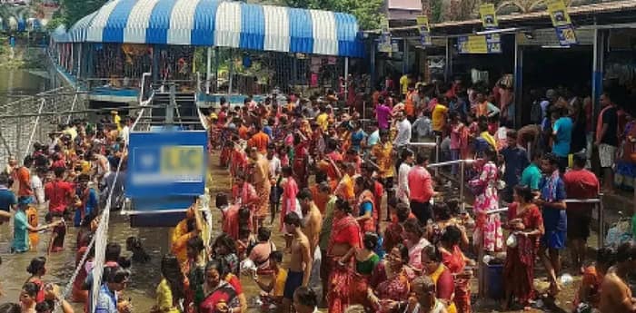 নীলষষ্ঠী: পরিবার, সন্তানদের মঙ্গল কামনায় তারকেশ্বরে ভক্তদের ভিড়