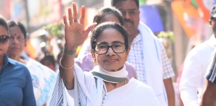 আজ ধামসা-মাদল নিয়ে রোড শো মমতার পদ্মকে বাংলা ছাড়া করার শপথ তৃণমূলের