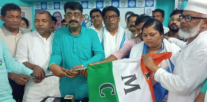 ভোটের মুখে গেরুয়া শিবিরে ধাক্কা, ময়নায় বিজেপি ছেড়ে তৃণমূলে যোগ পঞ্চায়েত প্রধানের