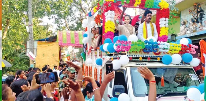 তৃণমূল প্রার্থীর সমর্থনে খানাকুলে কোয়েলের রোড শোয়ে জনস্রোত