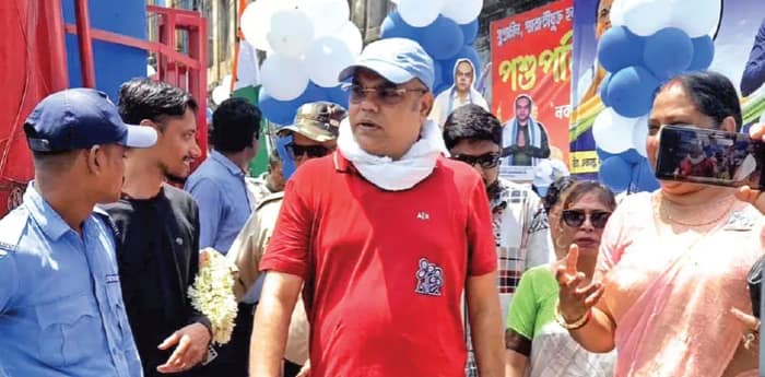 নাড়ু আসছে শুনেই জমছে ভিড়, বহরমপুরের অলিগলিতে জনসংযোগ তৃণমূল প্রার্থীর