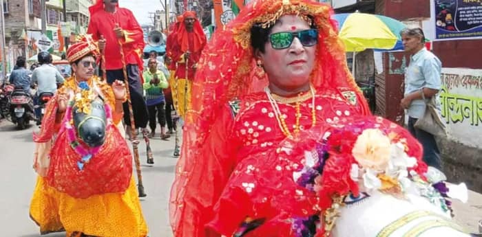 ভোটের বাজারে বাংলায় হারিয়ে  যাওয়া ঘোড়ানাচ ফের স্বমহিমায়