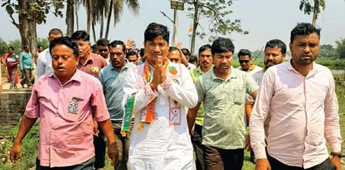 মানুষের মাঝে মিশে যাচ্ছেন সাবলু নিশীথের গায়ে বহিরাগত তকমা