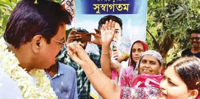 ‘সঙ্গে আছি দাদা’ মালা-মিষ্টিমুখে বরণ বিশ্বজিৎকে