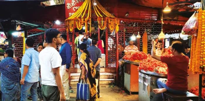 নববর্ষের সকালে নবদ্বীপের মন্দিরে পুজো দেওয়ার ভিড়