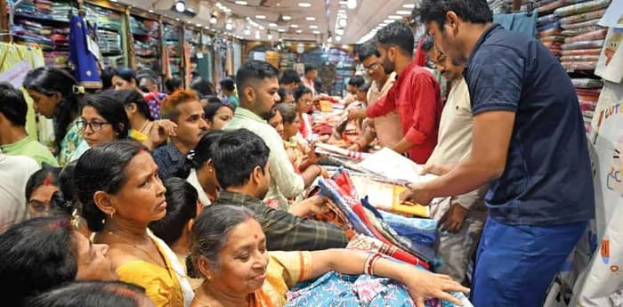 স্মার্ট ফোনের যুগে লাল মলাটের সেই হালখাতার বিক্রি আজও অটুট