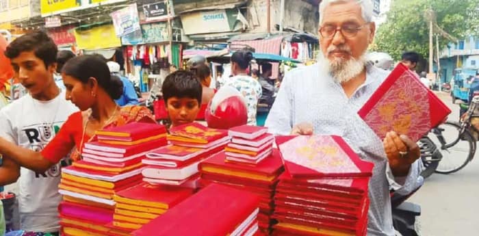 চাহিদা তলানিতে, তবু জাবেদা খাতা নিয়ে বিহার থেকে এরাজ্যে আসেন মহম্মদ আবিদ